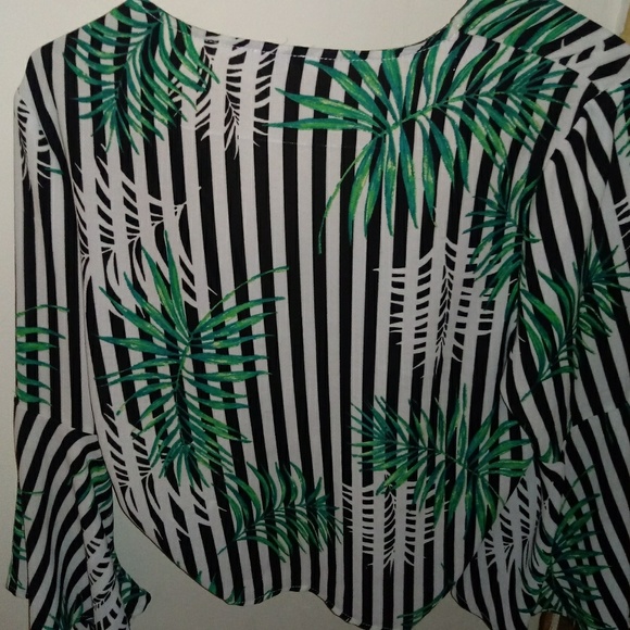 $ale🎈Charlotte russe silky sassy croped cardigan - Picture 2 of 2